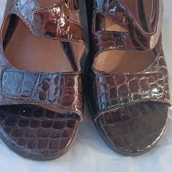 Clarks Artisan Brown Sandals Comfortable Flip-Flops Size 11XW main image 5
